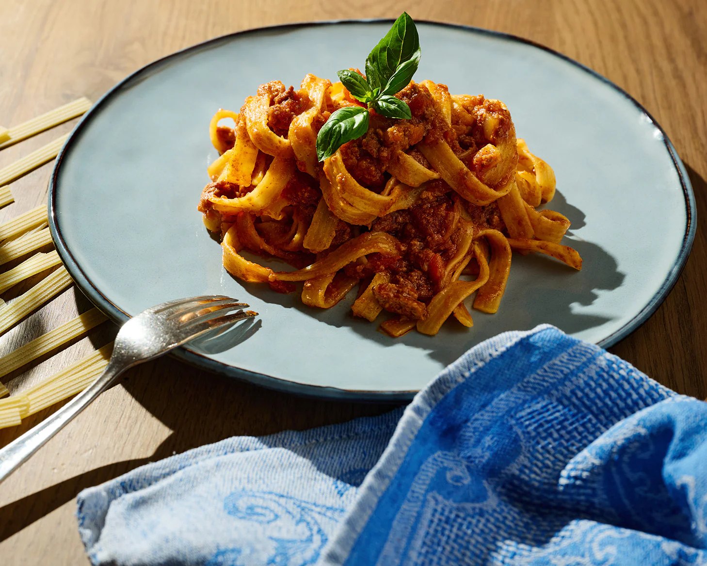 Zwei Teller Pasta mit 3Foodies-Bolognese und Drinks