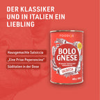 Dose Bolognese Salsiccia vor rotem Hintergrund